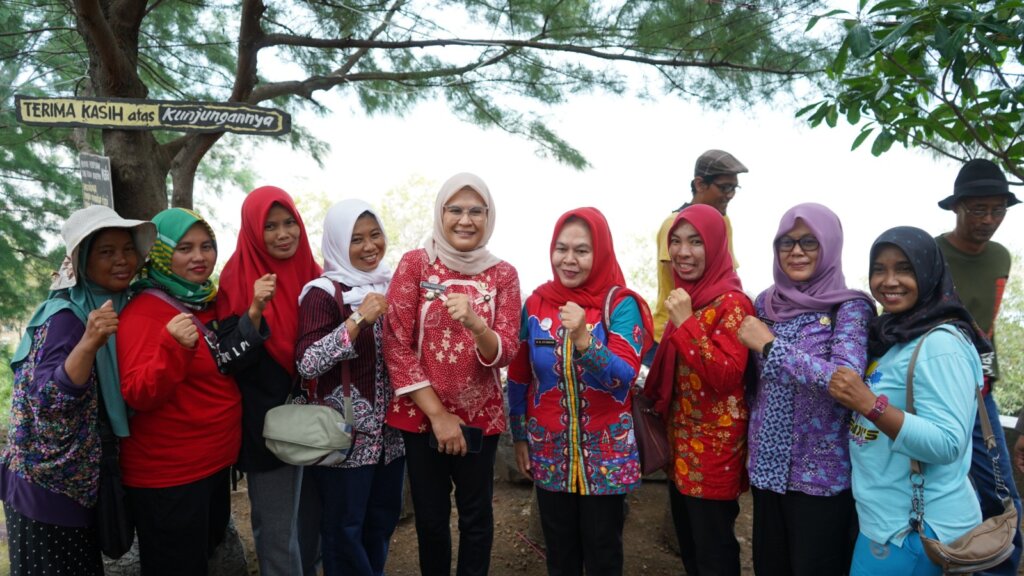 Kunjungi Pantai Ujung Ori Patrol, Bupati Nina: “Wisata Tingkatkan Perekonomian”