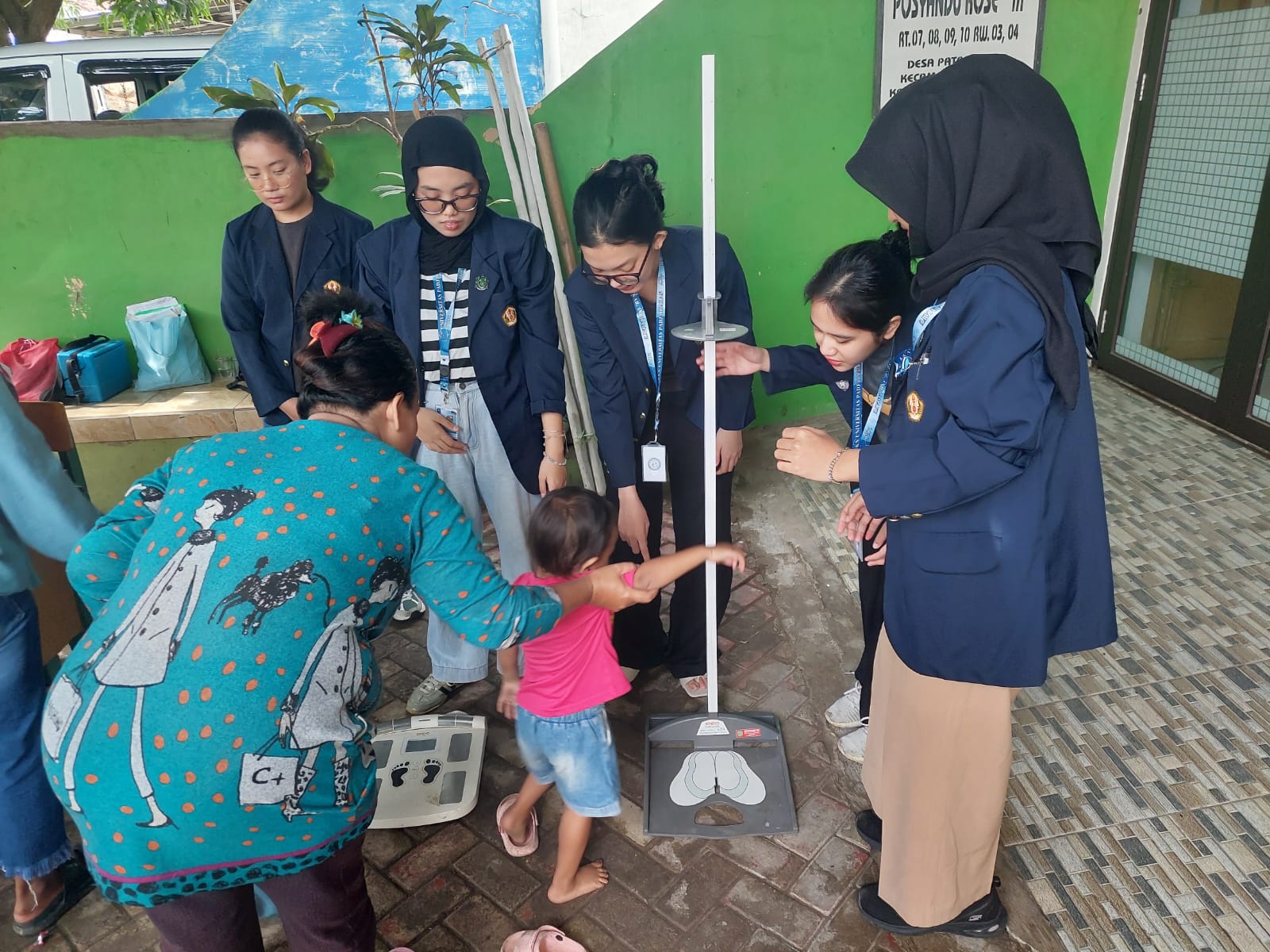 Kegiatan posyandu desa patrol lor bersama mahasiswa KKN unpad